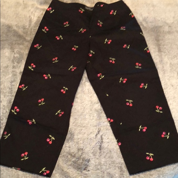 Pants - Northern Isles Black Capri Pants
